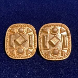 Bright gold tone raised varied geometric shaped pattern earrings